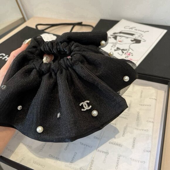 Chanel posts a circle - Picture 6 of 6